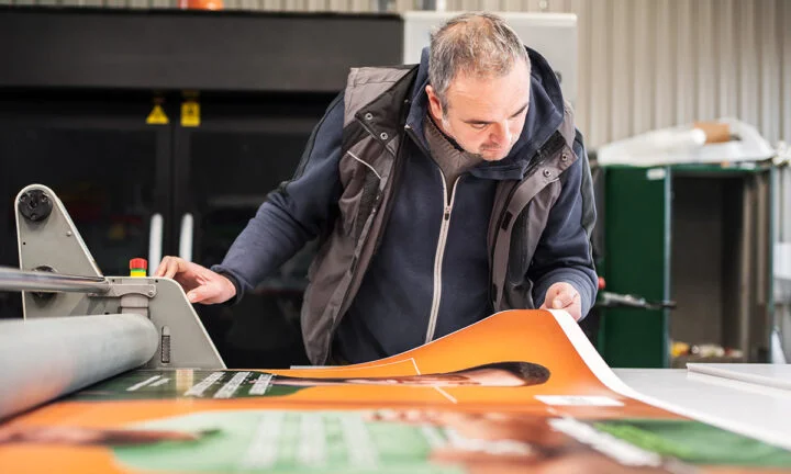 Drucktechniker überprüft Großformatdruck
