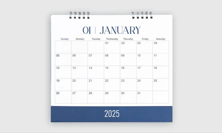 Gedruckter Kalender mit Ringbindung auf hellem Hintergrund