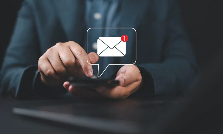 Person erhält Mailing über Smartphone