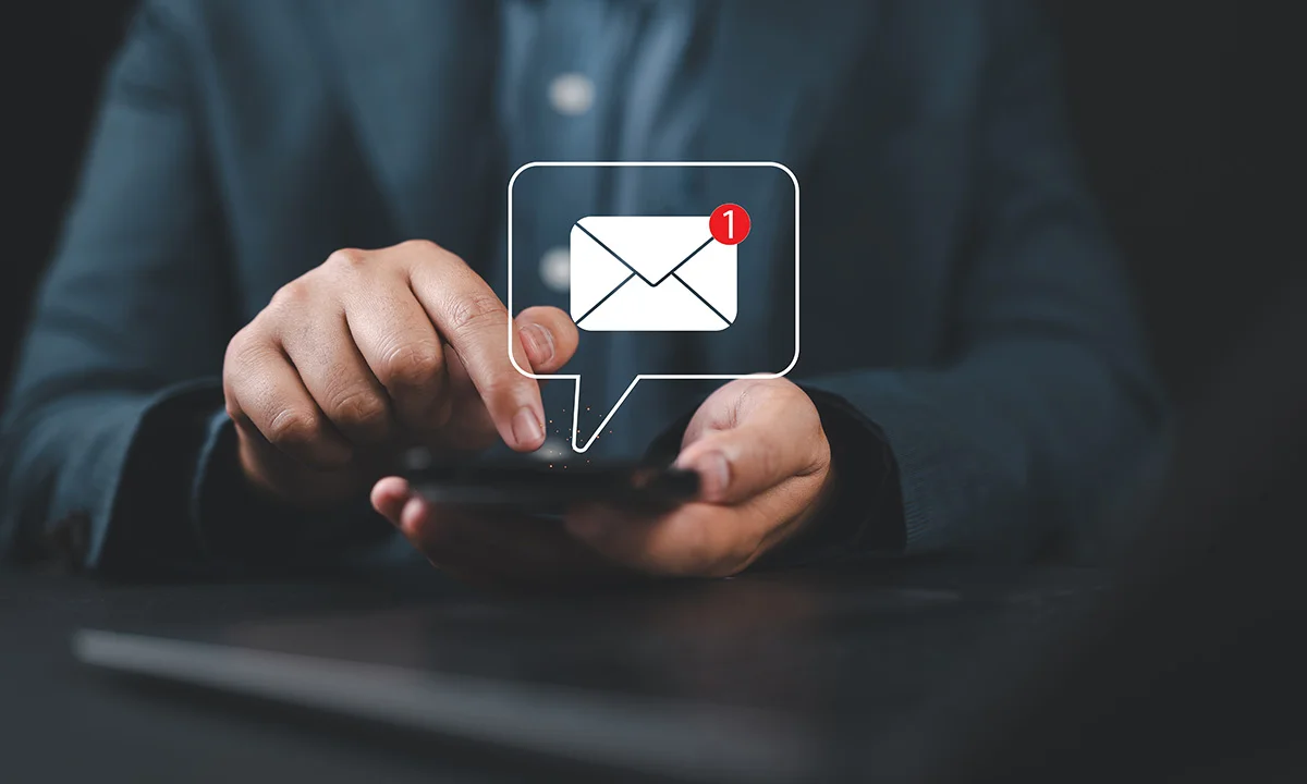 Person erhält Mailing über Smartphone