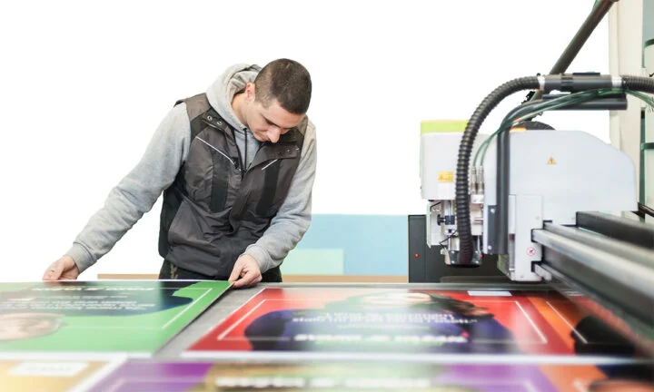 Drucktechniker fertigt Plakate an