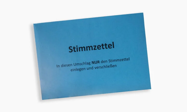 Gedruckte Wahlunterlagen in blauem Stimmzettel-Umschlag