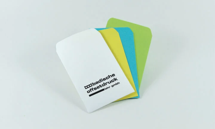 Flachbeutel in unterschiedlichen Farben mit Logo